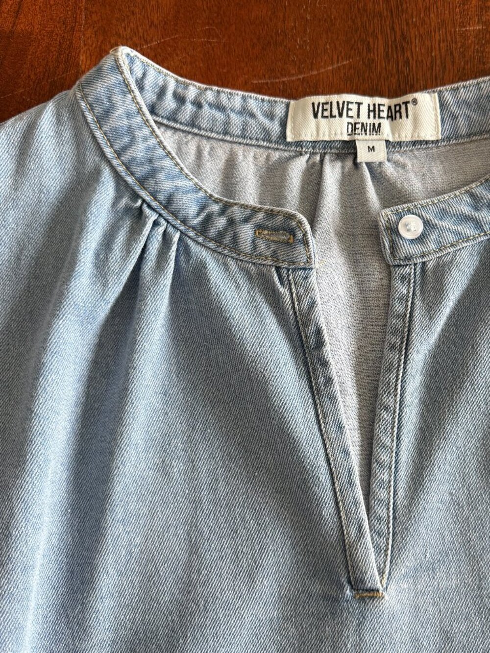 Velvet Heart Denim Lightweight Chambray Puff Sleeve Blouse | Medium - Picture 6 of 10